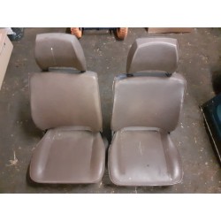 Un set de deux sièges avant...